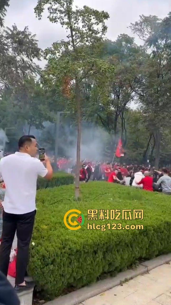 喜闻乐见！中国的足球也值得斗殴？四川&河南 百人球迷大暴乱 烟雾弹乱飞 斗殴砸车 现场画面曝光-4