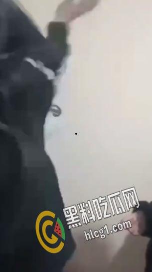 “说话呀 你他妈要死啦？”一帮精神小太妹合伙把老实人骗到楼道角落里围殴暴打 拳脚相加 下手狠毒-4