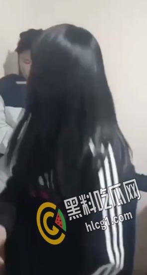 “说话呀 你他妈要死啦？”一帮精神小太妹合伙把老实人骗到楼道角落里围殴暴打 拳脚相加 下手狠毒-5