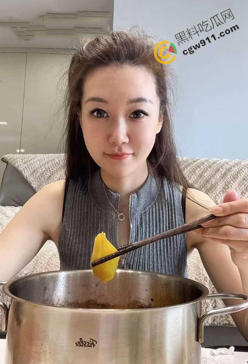 深圳性感女老板【刘丽芳】不雅视频爆出，饥渴人妻包男小三释放欲望，镜头前自慰展骚穴，露奶挨操尽显淫乱-3