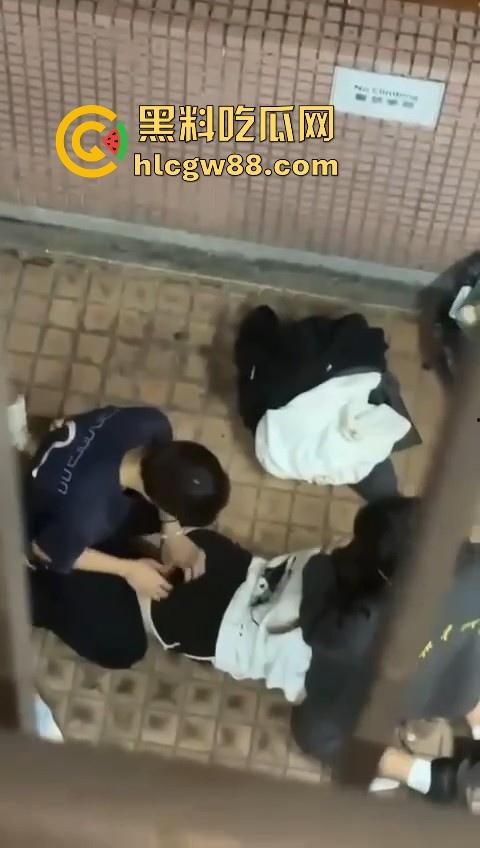 热门事件！香港屋苑平台3P野战偷拍！女孩被2男前后夹击操的热火朝天 跪地被猛插口爆刺激！-6