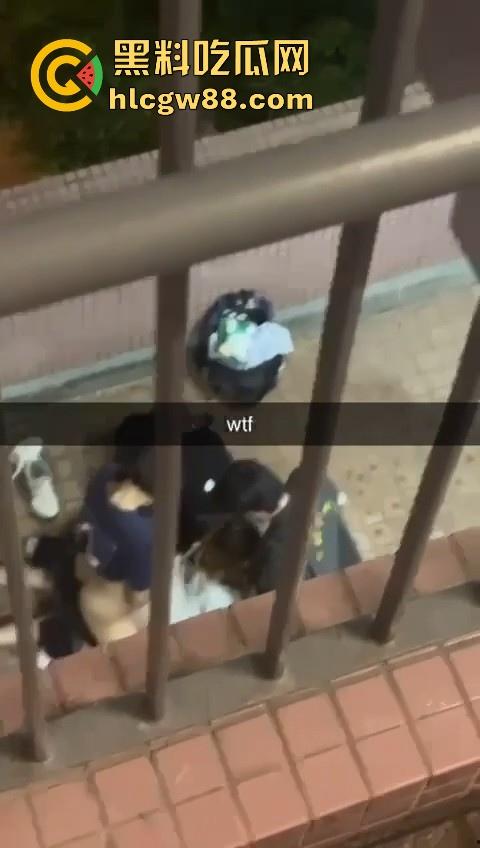 热门事件！香港屋苑平台3P野战偷拍！女孩被2男前后夹击操的热火朝天 跪地被猛插口爆刺激！-8