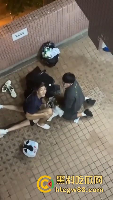 热门事件！香港屋苑平台3P野战偷拍！女孩被2男前后夹击操的热火朝天 跪地被猛插口爆刺激！-9