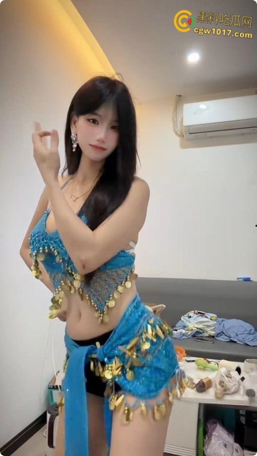 抖音御姐网红【什么思思】,金主定制福利视频,细腰翘臀完美身材,极品身材低胸装性感舞蹈,眼神拉丝诱惑十足!-5