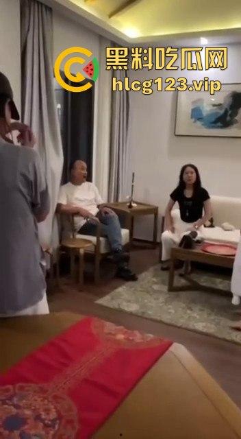 捉奸现场!酒店开房被老婆带家人逮个正着,这预定信息发给老婆是自首吗?-8