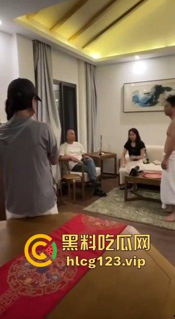 捉奸现场!酒店开房被老婆带家人逮个正着,这预定信息发给老婆是自首吗?-10