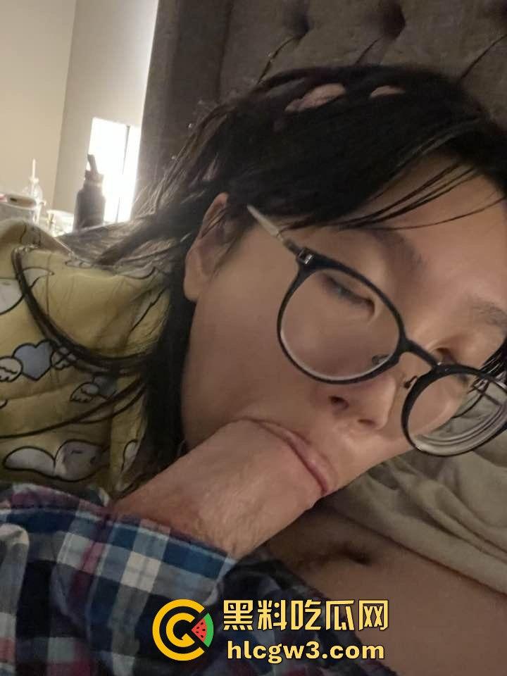 美国留学生眼镜反差婊【杰西】疯狂口爆巨根，满脸享受直呼洋人的屌最好吃！-1