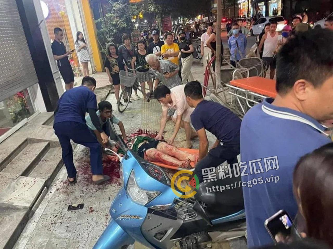 越南第一狠人！前男友怒砍现任狗男女 人狠刀快  血直接喷的满地都是  现场血腥画面曝光-9