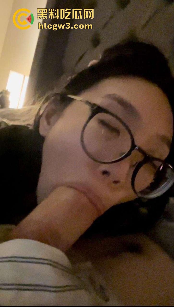 美国留学生眼镜反差婊【杰西】疯狂口爆巨根，满脸享受直呼洋人的屌最好吃！-11