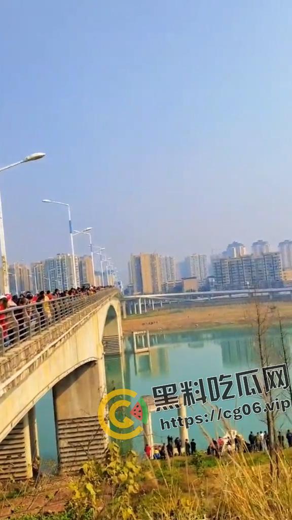 四川南充男子跳水勇救轻生女子 最终女子获救 男子因江水湍急体力不支 丧命于此 现场打捞视频曝光-3