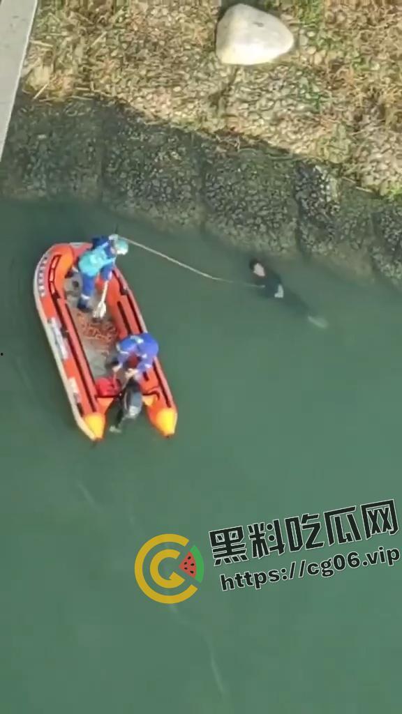 四川南充男子跳水勇救轻生女子 最终女子获救 男子因江水湍急体力不支 丧命于此 现场打捞视频曝光-6